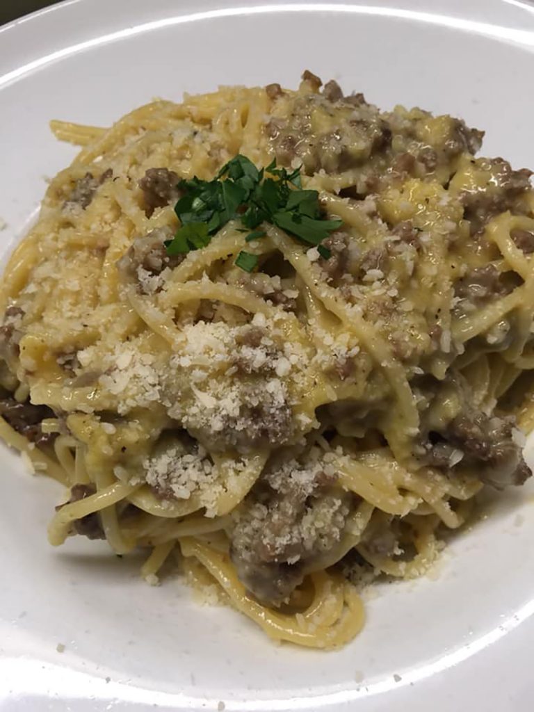 Spaghetti alla cugina della carbonara con l’ingrediente “segreto” in più. Più buona e cremosa della classica