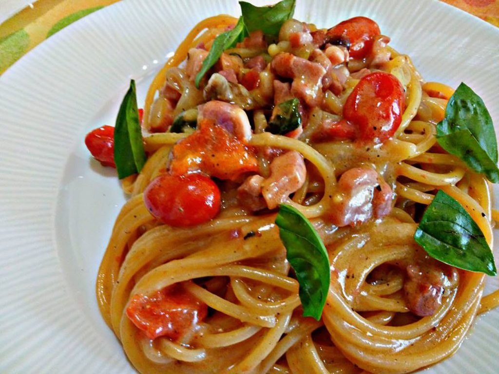 Spaghetti alla Carmen, la ricetta più amata dai Food Blogger. Super cremosi senza panna col trucco del formaggio grattugiato. Facili e veloci