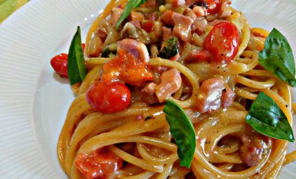 spaghetti-alla-carmen,-la-ricetta-piu-amata-dai-food-blogger-super-cremosi-senza-panna-col-trucco-del-formaggio-grattugiato.-facili-e-veloci