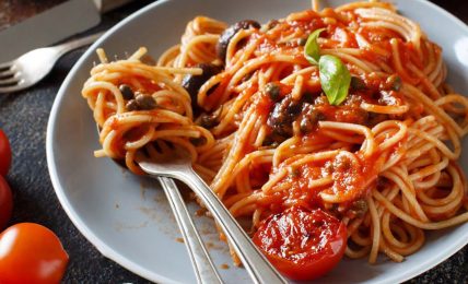 spaghetti-alla-chiummenzana,-il-piatto-simbolo-di-capri.-l’antica-ricetta-facile-e-veloce-che-trasforma-il-pomodoro-in-poesia