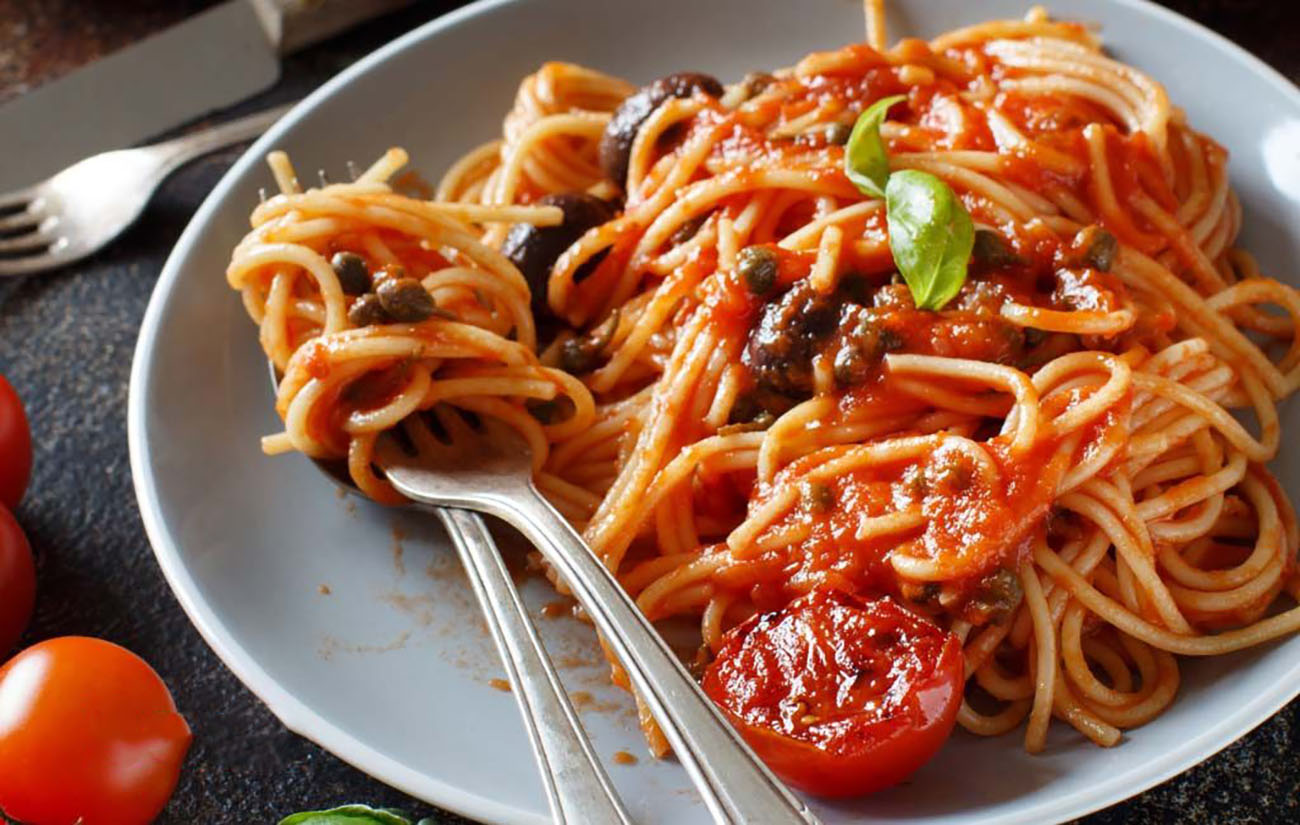 spaghetti-alla-chiummenzana,-il-piatto-simbolo-di-capri.-l’antica-ricetta-facile-e-veloce-che-trasforma-il-pomodoro-in-poesia