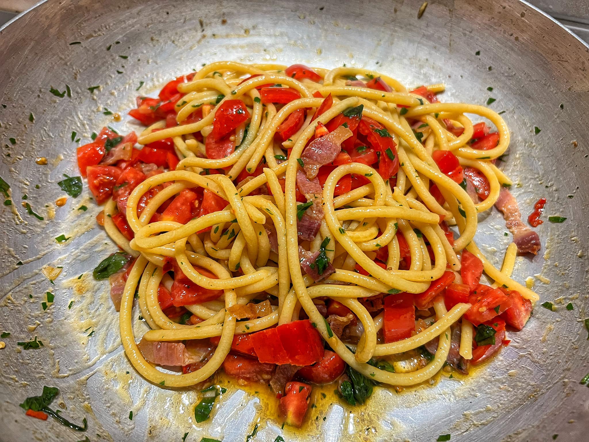 spaghetti-alla-vigliacca,-altro-che-matriciana-il-trucco-dell’antica-ricetta:-“cosa-si-mette-nell’acqua-della-pasta”.-si-fa-in-5-minuti