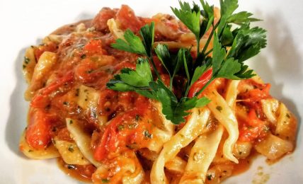 strozzapreti-alla-spoletina,-non-una-semplice-pasta-al-pomodoro.-l’ingrediente-in-piu-che-rende-la-salsa-super-golosa