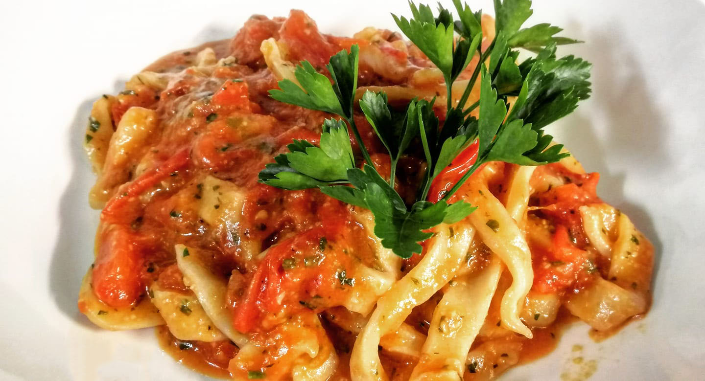 strozzapreti-alla-spoletina,-non-una-semplice-pasta-al-pomodoro.-l’ingrediente-in-piu-che-rende-la-salsa-super-golosa