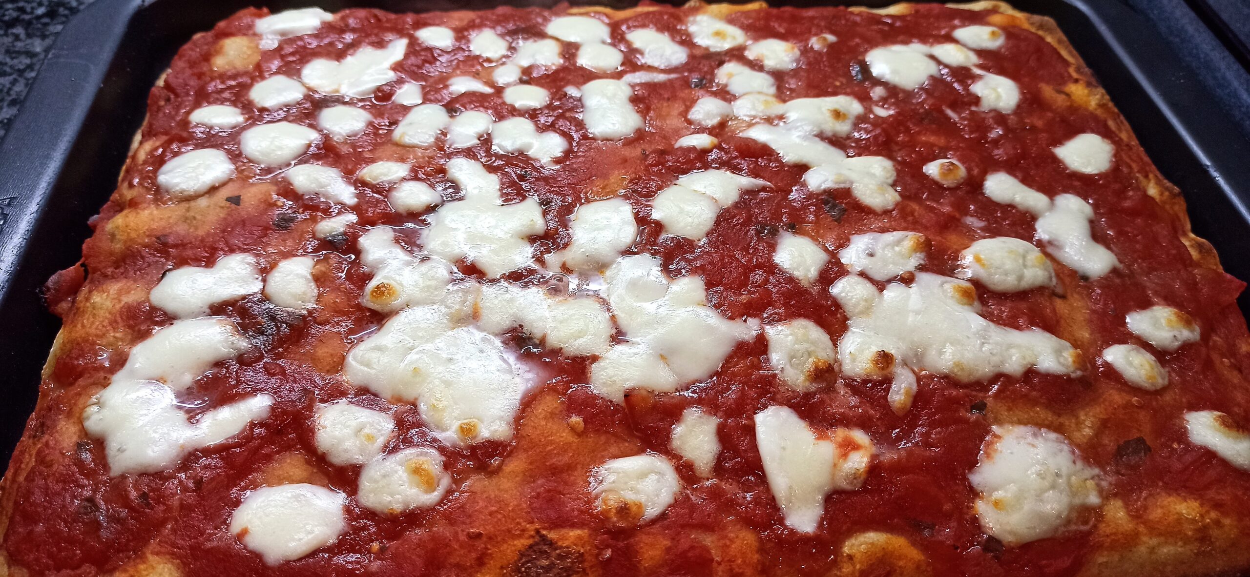 pizza-napoletana-in-teglia-fatta-in-casa,-il-segreto-per-farla-soffice:-“il-trucco-e-come-si-stende-nella-teglia”