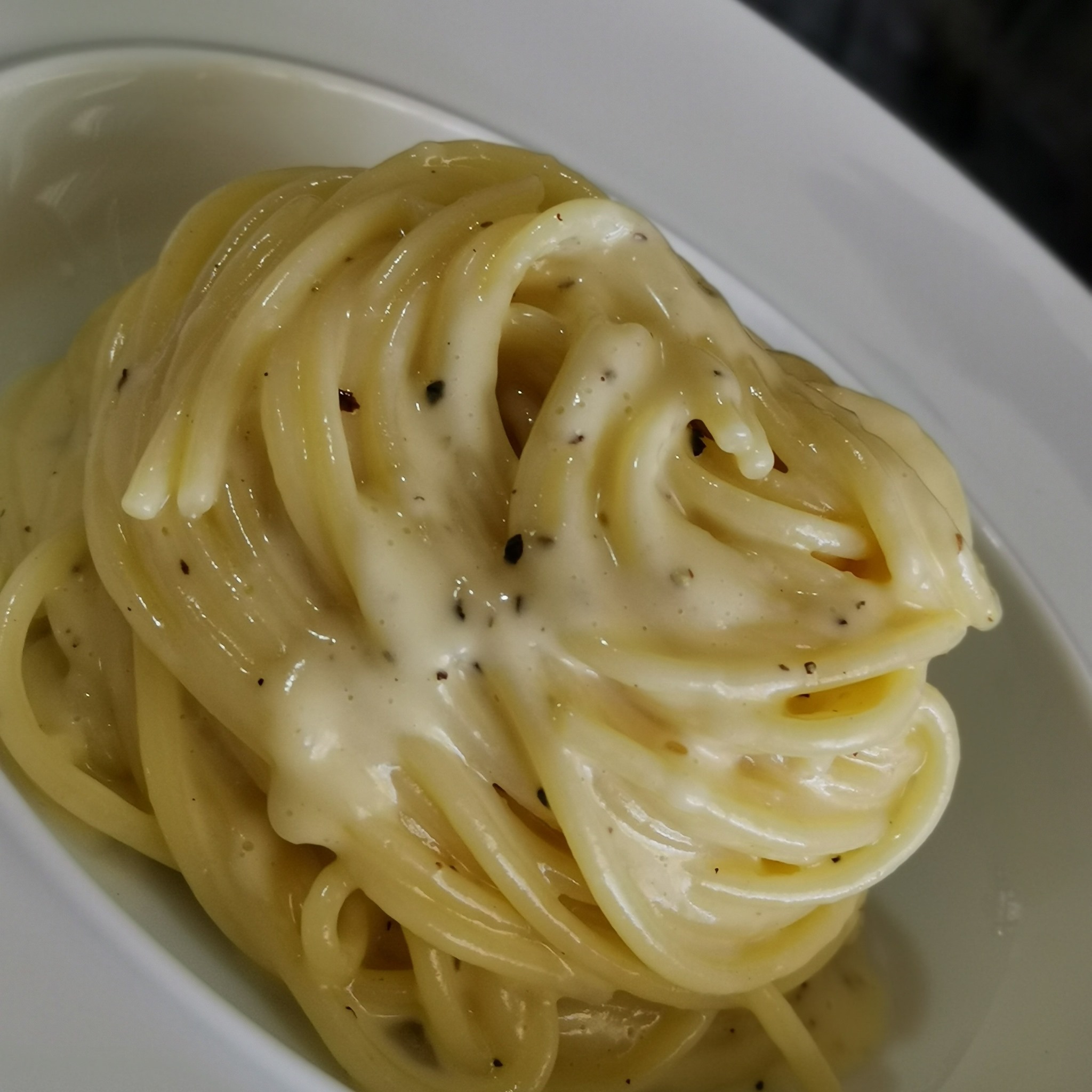 spaghetti-dei-becchi,-altro-che-cacio-e-pepe-la-ricetta-napoletana-piu-facile-e-cremosa.-pronta-in-5-minuti-con-la-tecnica-del-burro