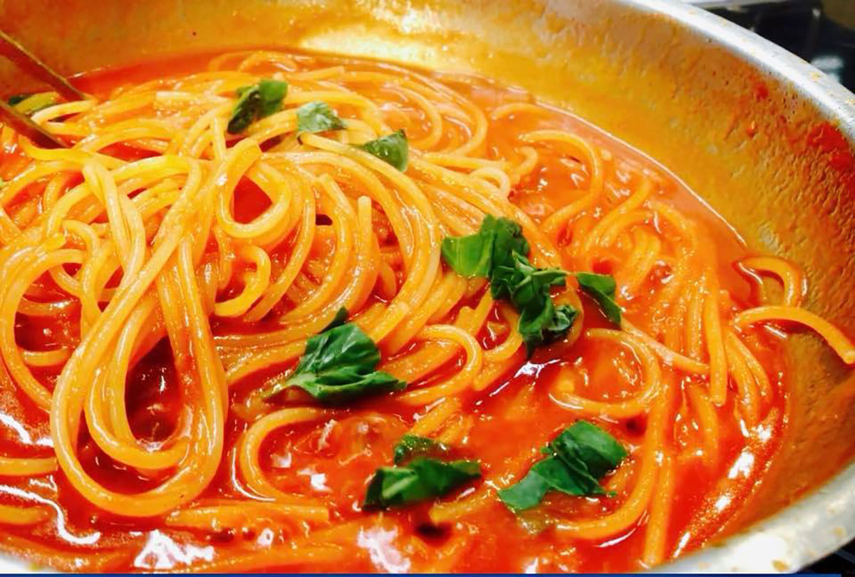 spaghetti-della-devozione-di-peppe-guida,-la-pasta-al-pomodoro-piu-buona-che-c’e.-il-trucco-dello-chef:-“cosa-aggiungo-alla-passata”