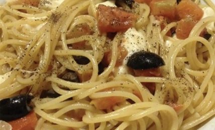 spaghetti-al-pugnochiuso,-si-preparano-con-gli-ingredienti-che-avete-in-casa-e-bastano-pochissimi-minuti