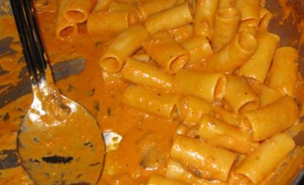 rigatoni-alla-lupara:-la-ricetta-tradizionale-calabrese-per-un-sugo-di-pomodoro-vellutato-e-goloso