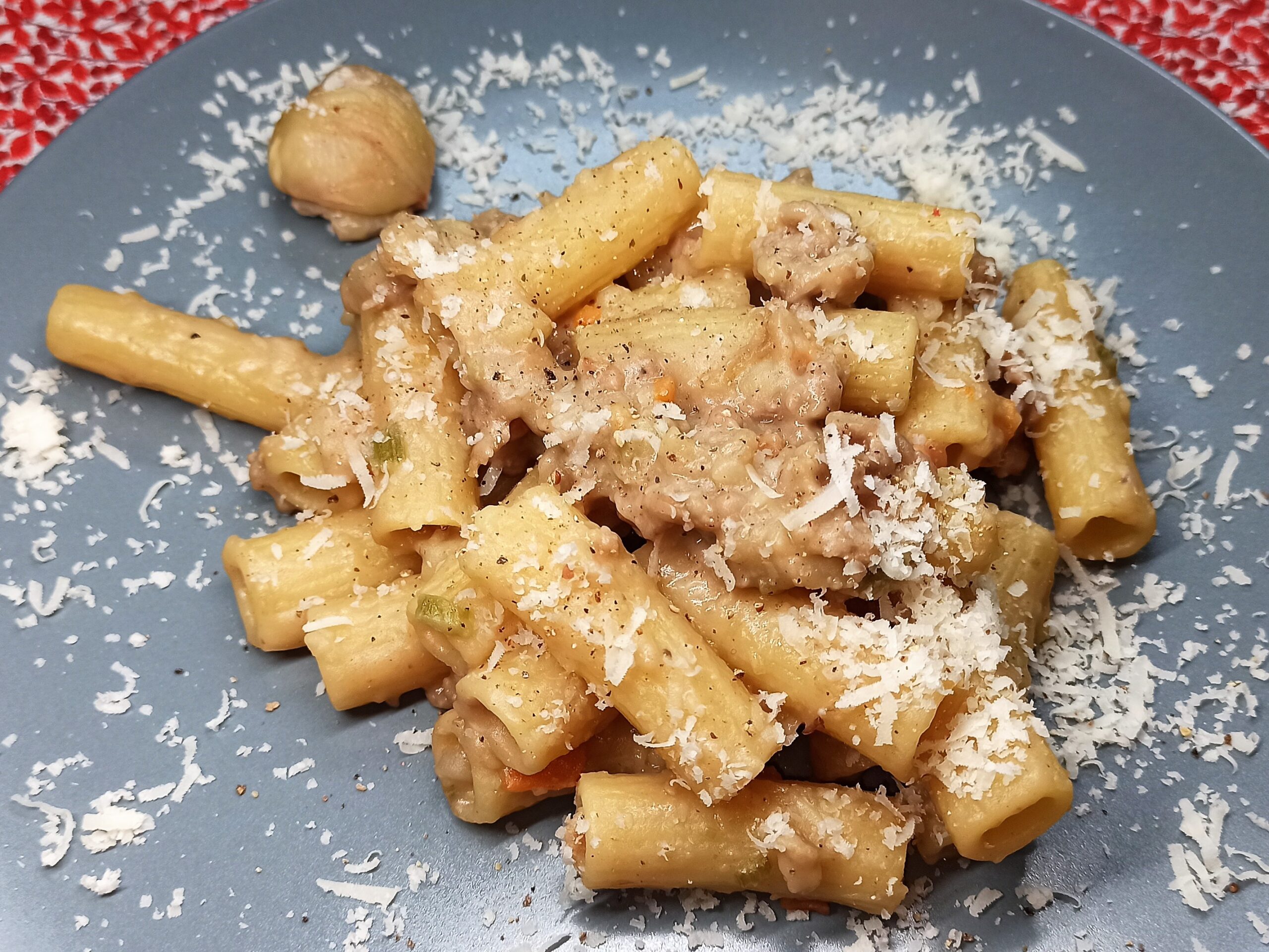 pasta-alless-alless,-la-ricetta-napoletana-con-il-sugo-di-salsicce-e-castagne.-facilissima-si-prepara-in-pochi-minuti