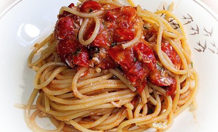 spaghetti-alla-picchio-pacchio,-la-ricetta-siciliana-piu-buona-e-veloce-che-sia.-solo-5-minuti-per-un-sughetto-eccezionale