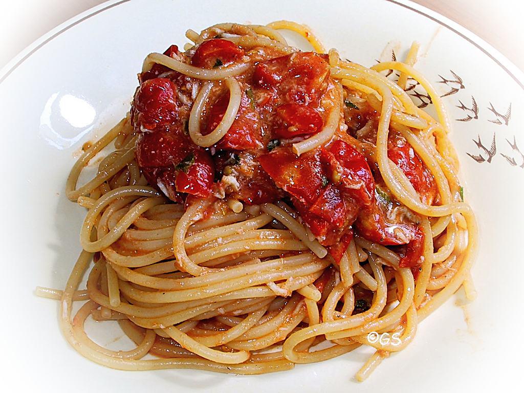 spaghetti-alla-picchio-pacchio,-la-ricetta-siciliana-piu-buona-e-veloce-che-sia.-solo-5-minuti-per-un-sughetto-eccezionale