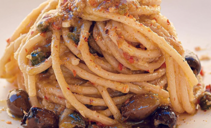 spaghetti-aglio-e-olio-alla-buona-donna,-piu-buoni-della-puttanesca-e-pronti-in-10-minuti,-fantastici-per-pranzi-veloci