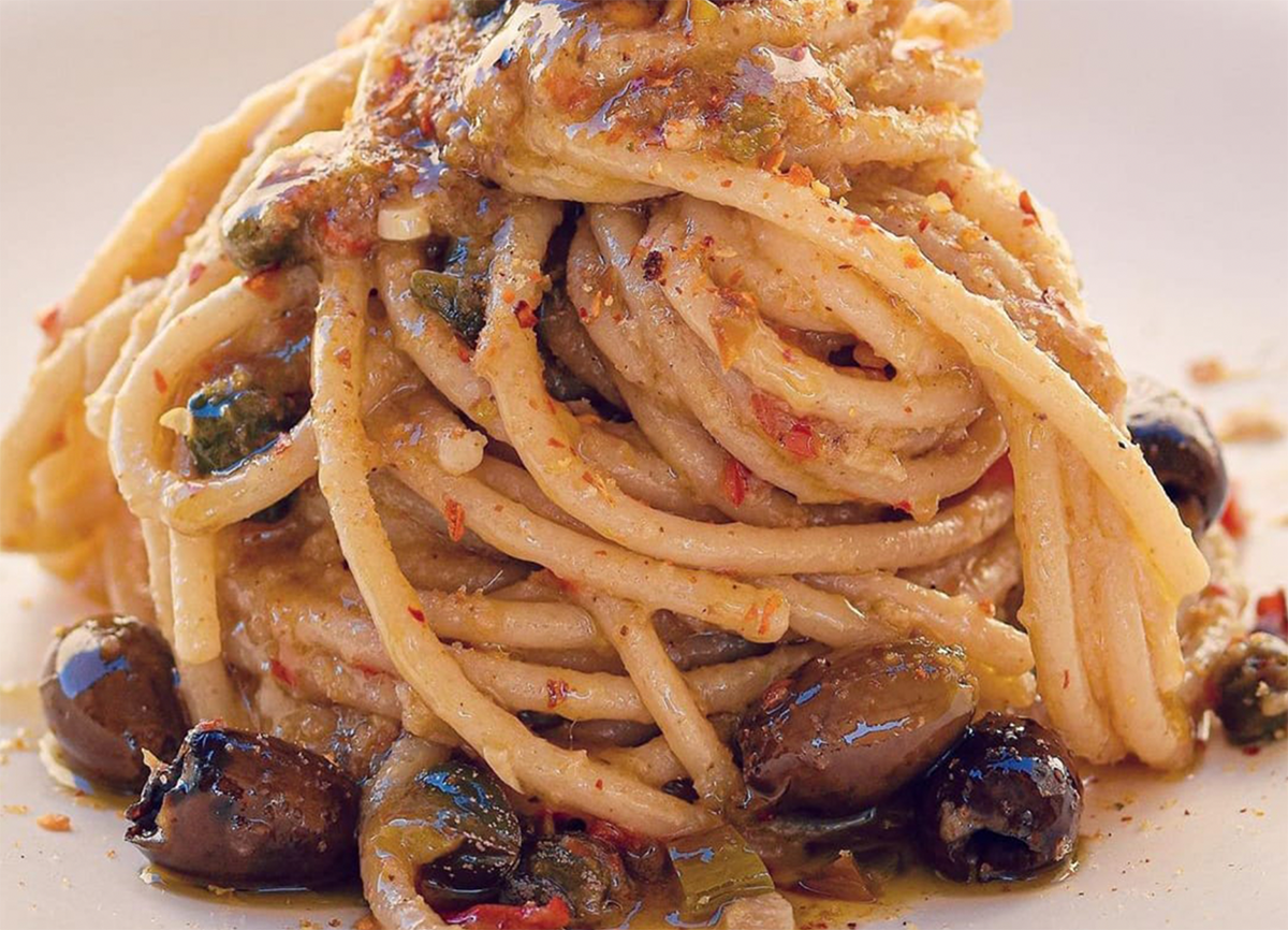 spaghetti-aglio-e-olio-alla-buona-donna,-piu-buoni-della-puttanesca-e-pronti-in-10-minuti,-fantastici-per-pranzi-veloci
