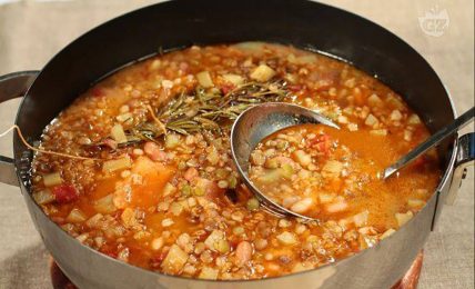zuppa-contadina-d’autunno,-altro-che-minestrone.-il-piatto-svuota-frigo-piu-saporito-che-c’e-con-l’ingrediente-speciale