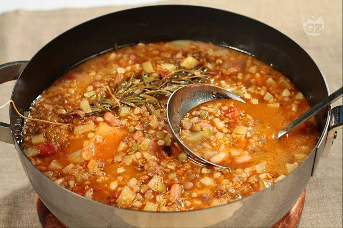 zuppa-contadina-d’autunno,-altro-che-minestrone.-il-piatto-svuota-frigo-piu-saporito-che-c’e-con-l’ingrediente-speciale