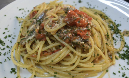 spaghetti-alla-finanziera,-l’antica-ricetta-siciliana-con-la-tecnica-delle-due-tazzine-da-caffe.-piu-veloci-e-buoni-dell’aglio-e-olio