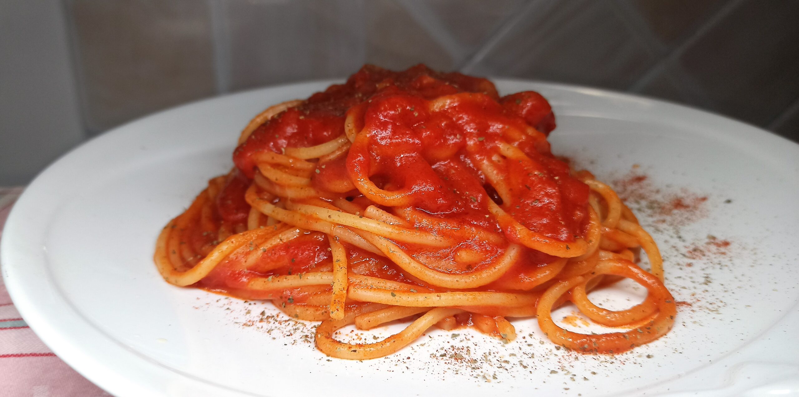 spaghetti-alla-marinara,-con-l’ingrediente-segreto-di-“zi-nicol”-che-trasforma-il-sugo-al-pomodoro-in-una-delizia