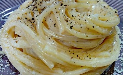 spaghetti-olio-e-parmigiano,-non-chiamatela-pasta-in-bianco.-i-due-trucchi-fantastici-per-farli-cremosi-e-buonissimi