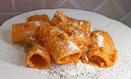 paccheri-all’amatriciana-napoletana-piu-buoni-dei-classici-con-la-salsa-che-non-e-di-pomodoro.-provateli-cosi