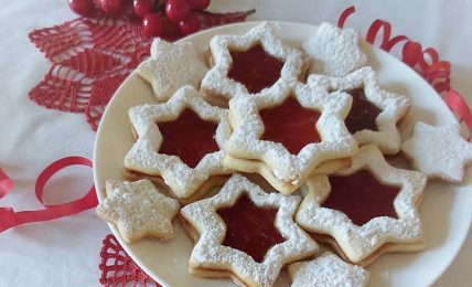 biscotti-natalizi-furbissimi-con-l’ingrediente-segreto-per-una-pasta-frolla-perfetta:-basta-aggiungerne-2-cucchiai