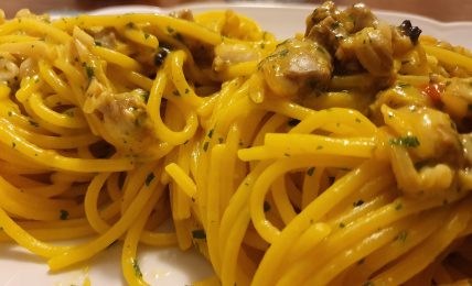 spaghetti-alla-carbonara-di-vongole,-piu-golosi-e-cremosi-dei-classici.-l’alternativa-veloce-per-la-cena-di-natale