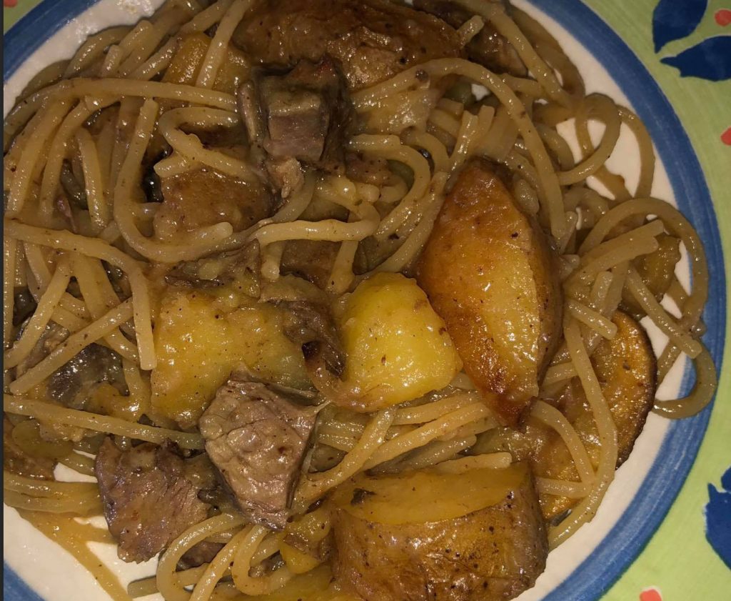 Spaghetti con agnello e patate alla napoletana, una poesia per il pranzo di Natale. Il trucco per farli cremosi e mai secchi