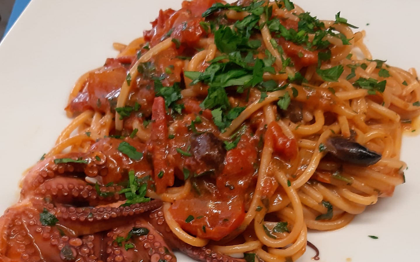 spaghetti-alla-luciana-di-cannavacciuolo,-il-trucco-dello-chef:-“strofinate-i-polpi-cosi-per-farli-super-teneri”