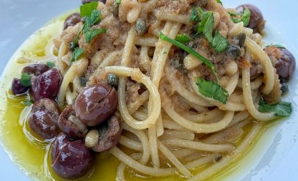 spaghetti-ru-marranzanu,-altro-che-aglio-e-olio.-il-primo-siciliano-dal-condimento-cremoso-senza-cottura-pronto-in-5-minuti