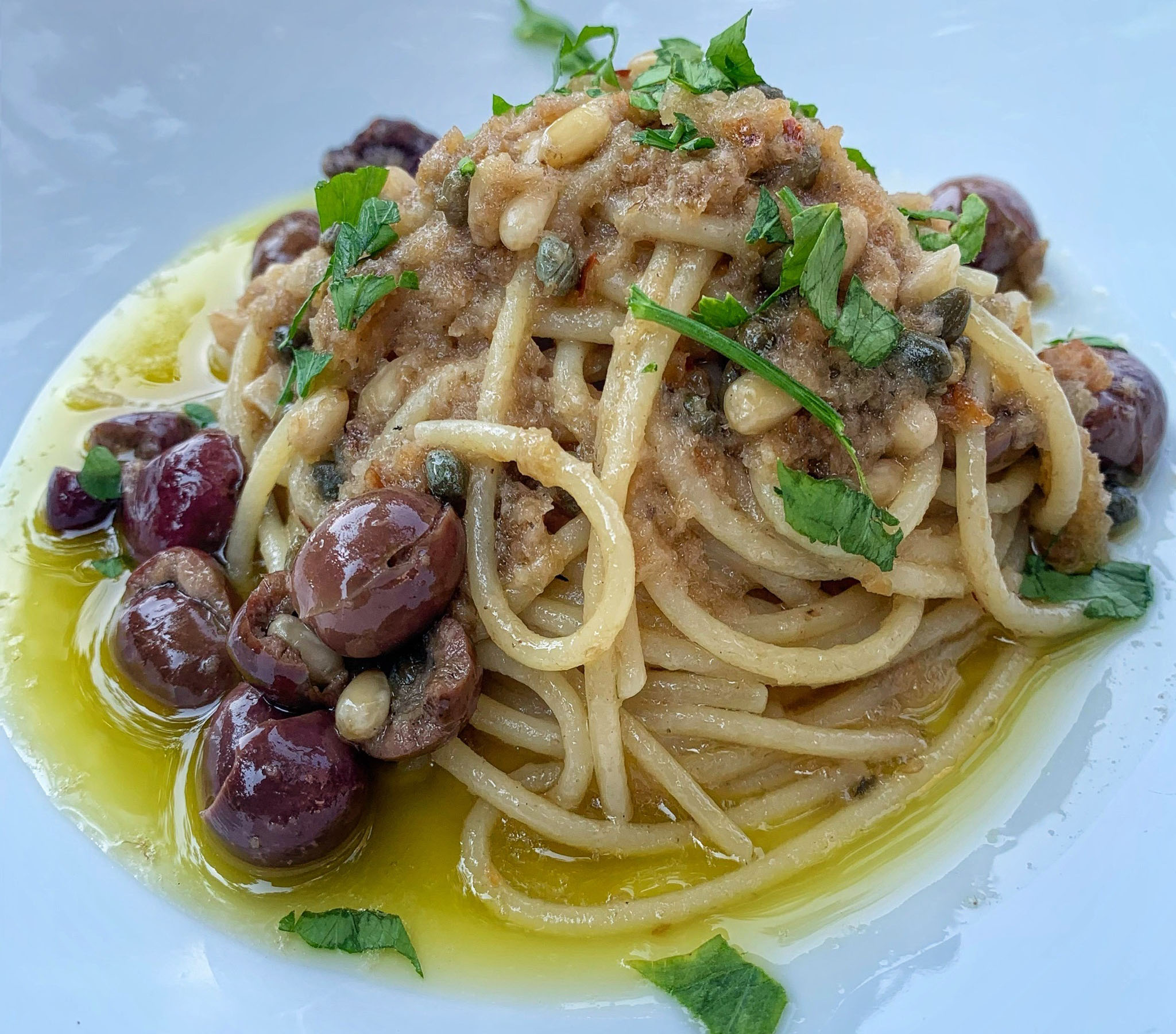 spaghetti-ru-marranzanu,-altro-che-aglio-e-olio.-il-primo-siciliano-dal-condimento-cremoso-senza-cottura-pronto-in-5-minuti