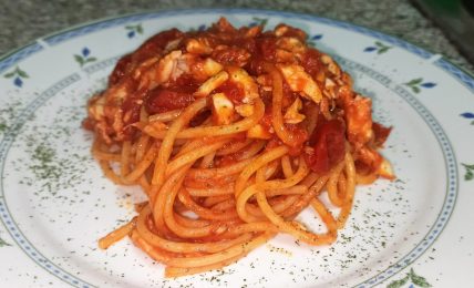 spaghetti-al-ragu-di-mare,-il-primo-napoletano-della-domenica-diverso-dal-solito-ragu-che-si-cuoce-subito