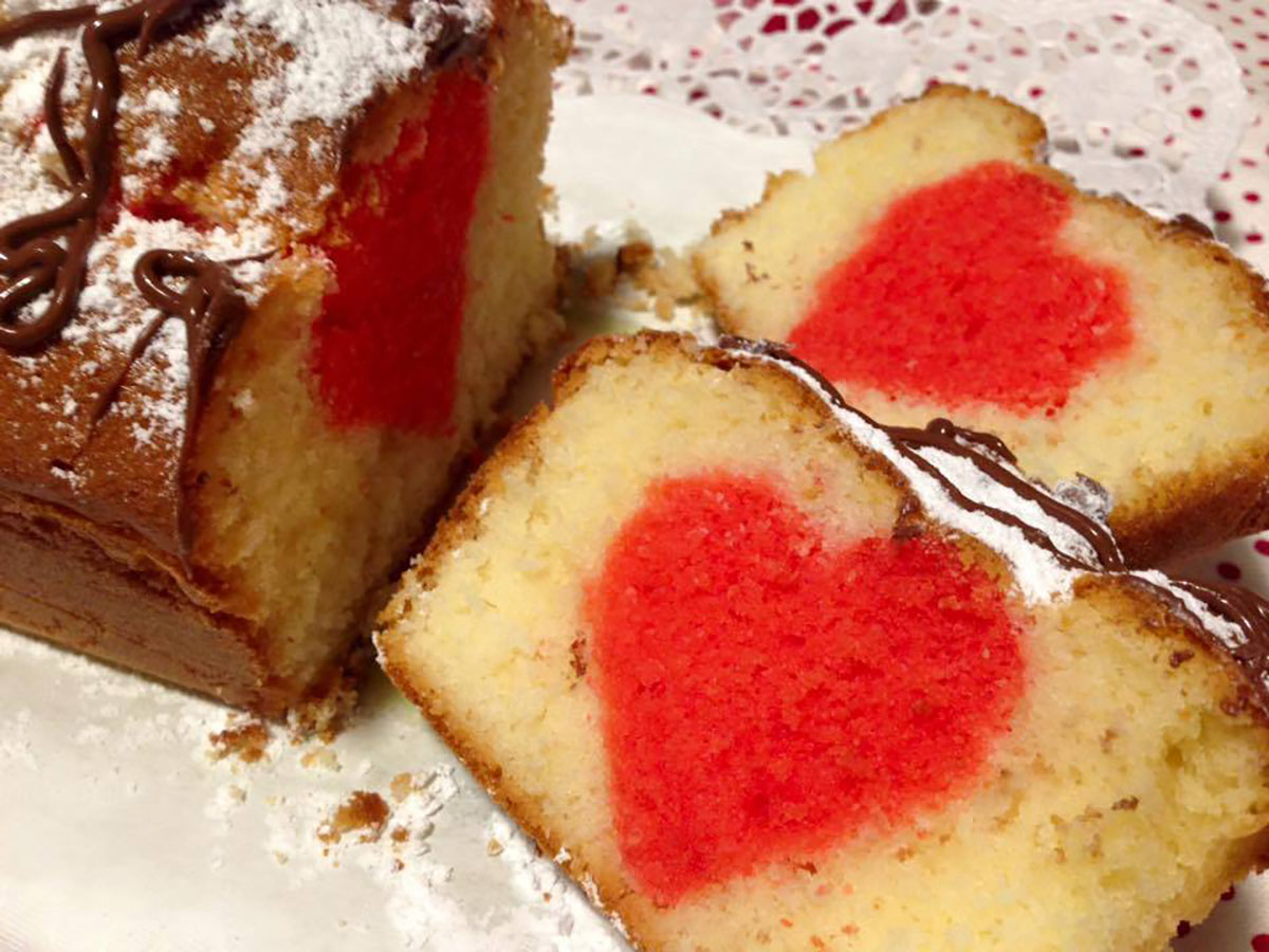 plum-cake-di-san-valentino,-il-trucco-facilissimo-per-la-sorpresa-del-cuore-all’interno.-soffice-e-buonissimo