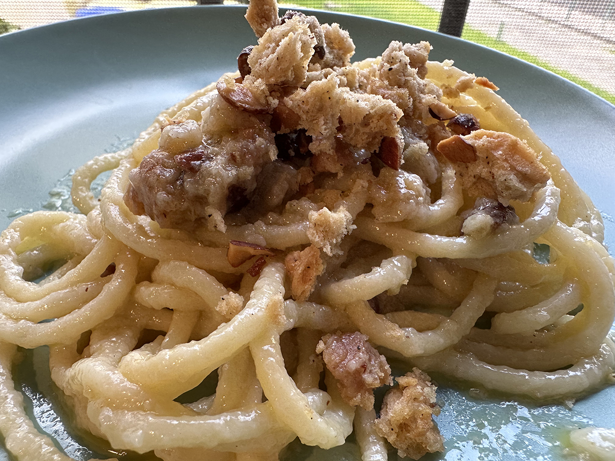 spaghetti-aglio-e-olio-col-tarallo-sbriciolato:-buonissimi-con-il-segreto-dell’aglio-mantecato