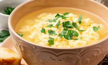 stracciatella-in-brodo:-la-ricetta-per-preparare-questa-minestra-semplice,-gustosa-e-nutriente