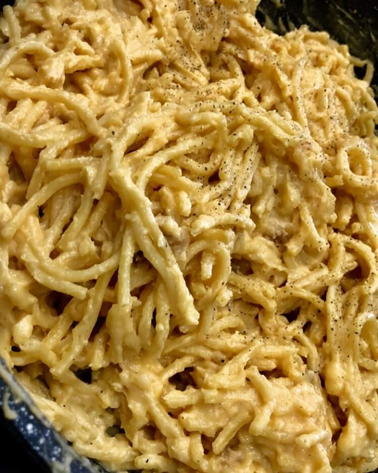 spaghetti-cacio-e-uova,-l’antenato-napoletano-della-carbonara-piu-buono-e-cremoso-con-una-aggiunta-pazzesca