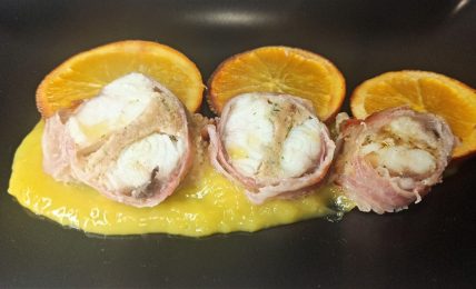 rana-pescatrice-in-porchetta-con-salsa-all’arancia,-un-secondo-piatto-facilissimo-per-stupire-tutti