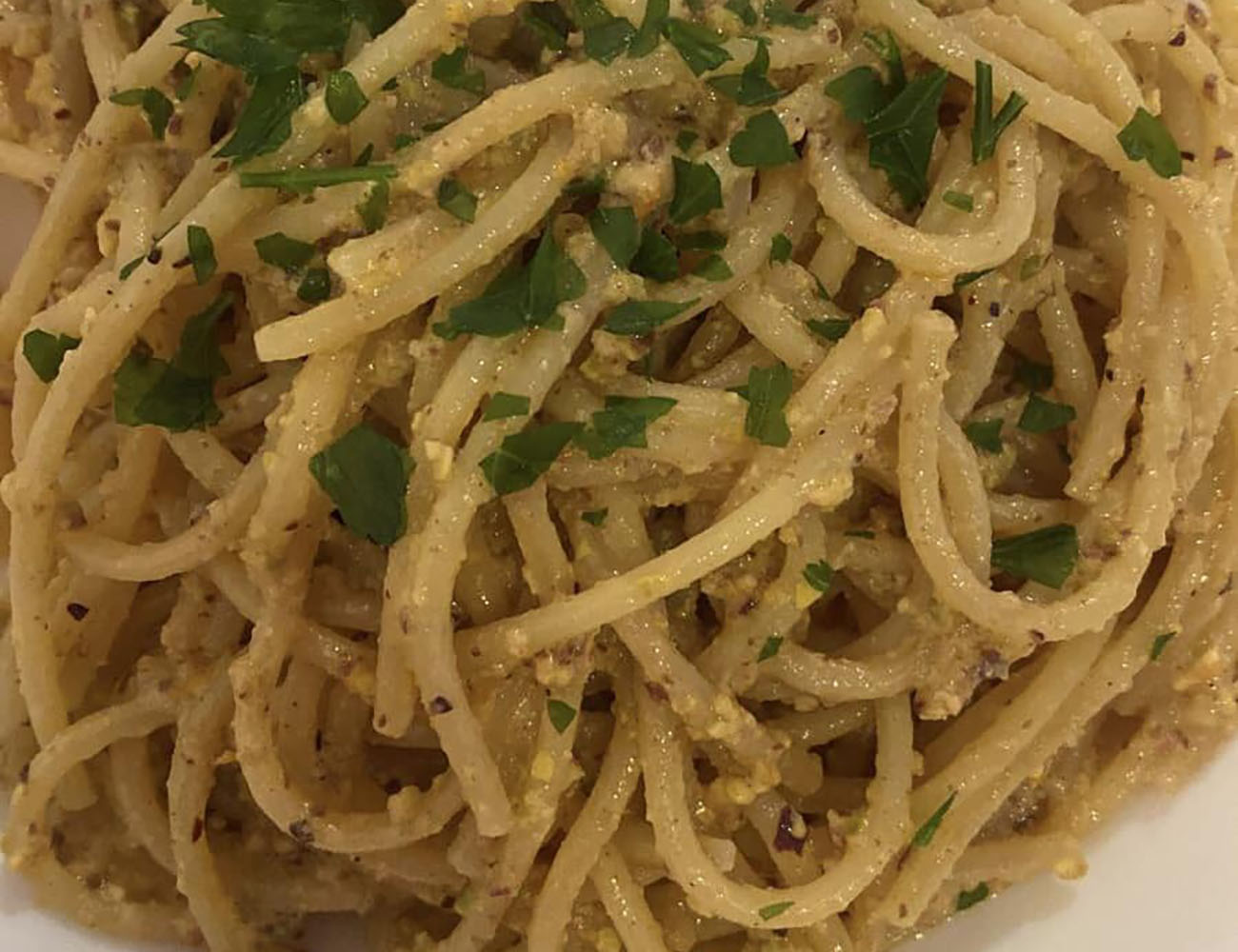 spaghetti-alla-moresca,-altro-che-aglio-e-olio.-la-ricetta-siciliana-buona-e-cremosa-con-il-trucco-del-succo-di-agrumi