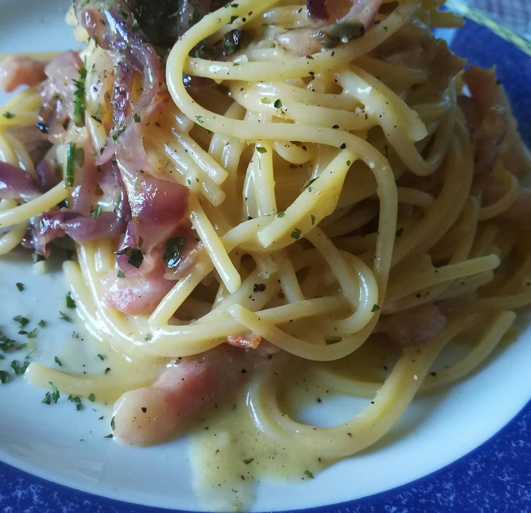 spaghetti-della-domenica-pigra:-piu-buoni-della-genovese-per-quando-non-si-ha-voglia-di-cucinare.-golosi-e-cremosi