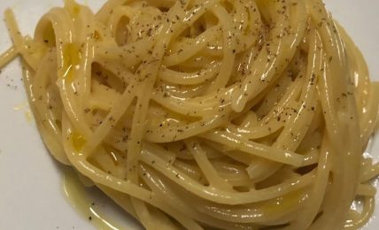 spaghetti-aglio-e-olio-alla-siciliana,-l’incredibile-ricetta-di-norbert-niederkofler.-come-trasforma-l’olio-in-crema-col-vapore