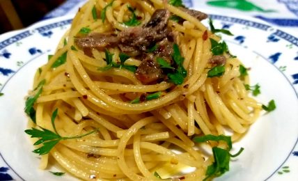 spaghetti-all’acciugata,-la-ricetta-toscana-meglio-dell’aglio-e-olio.-si-fa-in-5-minuti-con-un-sapore-di-mare-fantastico