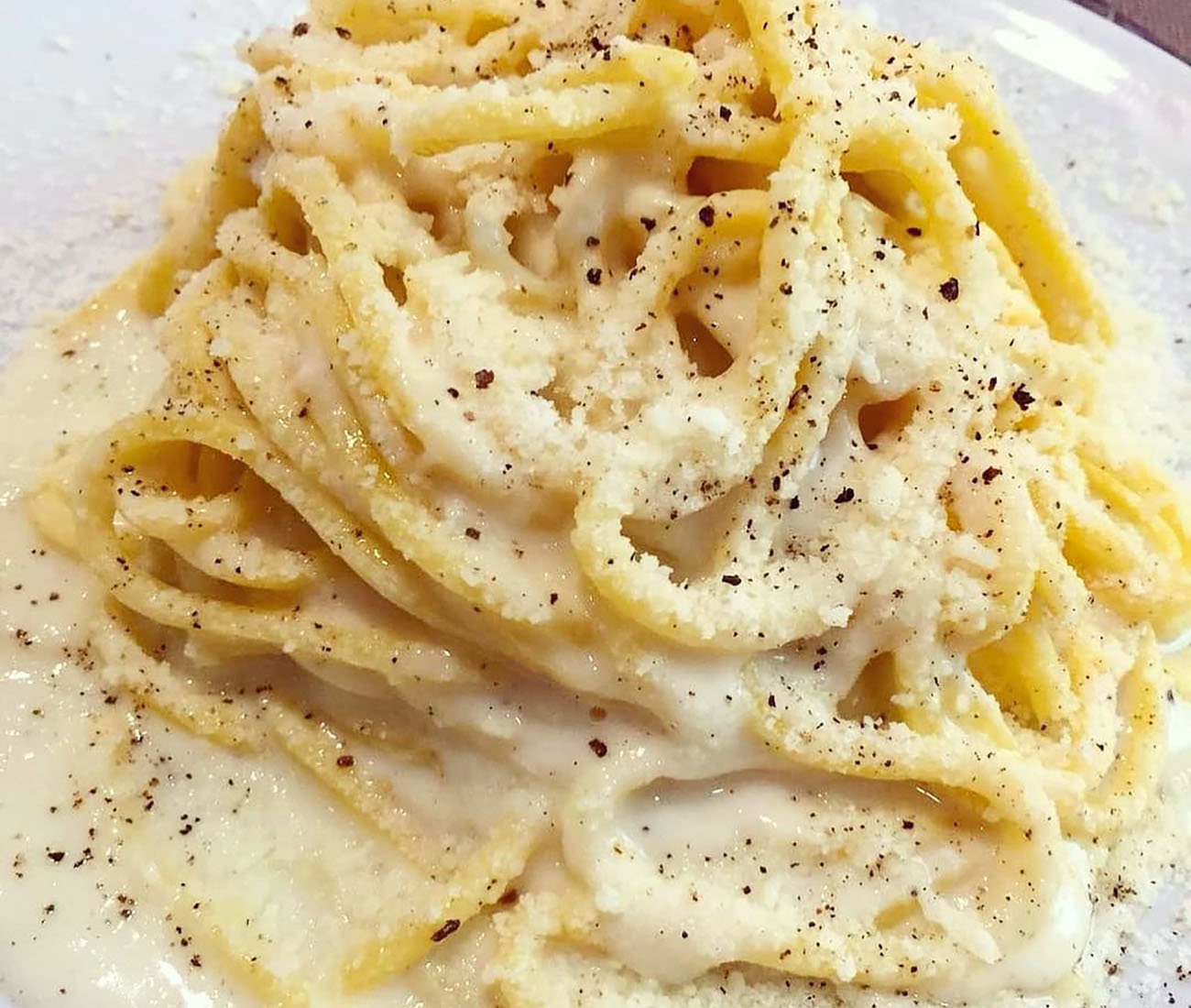 spaghetti-pepe-e-caciobufala,-la-versione-napoletana-piu-cremosa-e-golosa-della-romana-con-il-segreto-del-latte-e-senza-panna