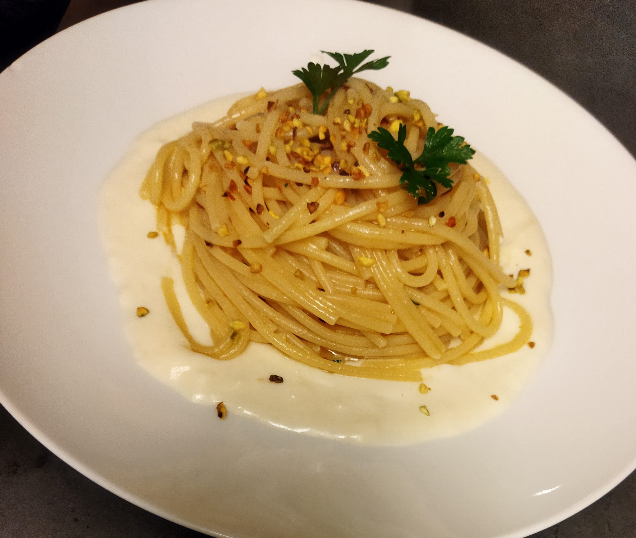 spaghetti-aglio,-olio-di-locatelli-super-cremosi-con-il-segreto-della-crema-di-parmigiano.-una-delizia-in-5-minuti