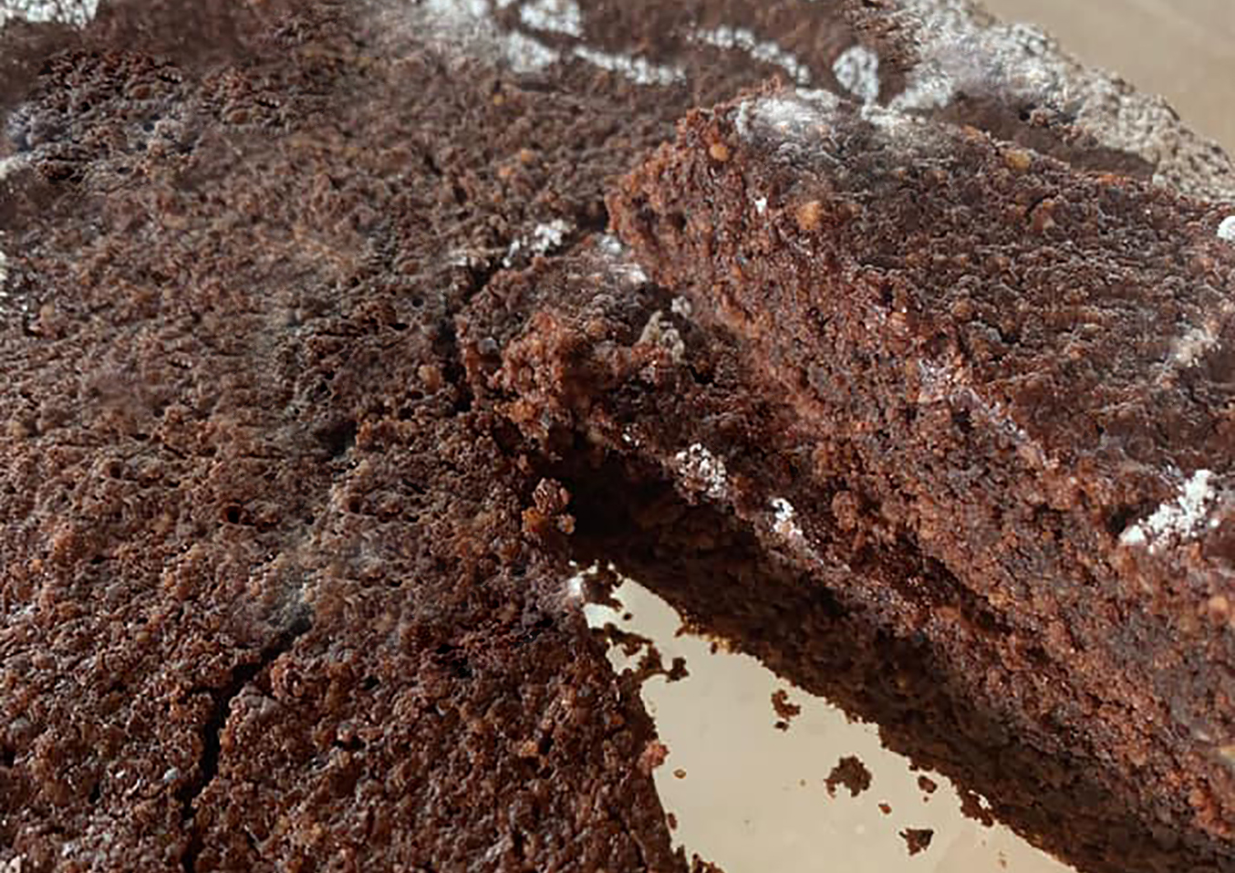 torta-tenerina,-piu-facile-e-veloce-della-caprese-al-cioccolato:-solo-4-ingredienti