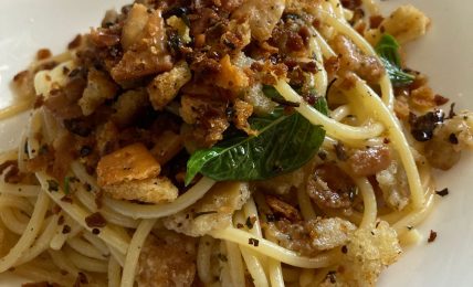 spaghetti-miseria-e-nobilta,-la-ricetta-inventata-e-amata-da-toto.-pronti-in-10-minuti,-piu-veloci-e-buoni-dell’aglio-e-olio