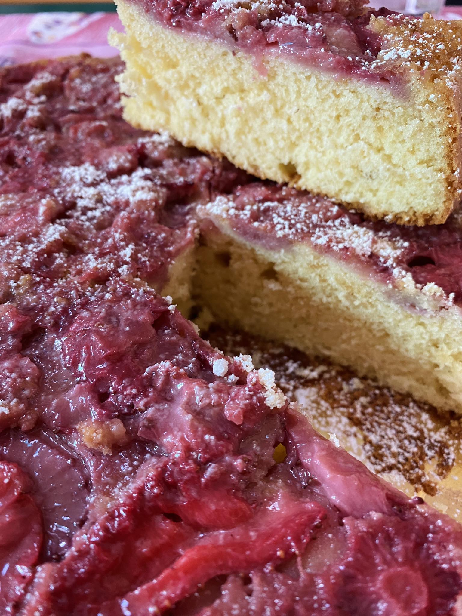 torta-plumcake-con-fragole,-soffice-e-deliziosa.-velocissima-senza-usare-la-bilancia-con-la-regola-del-bicchiere