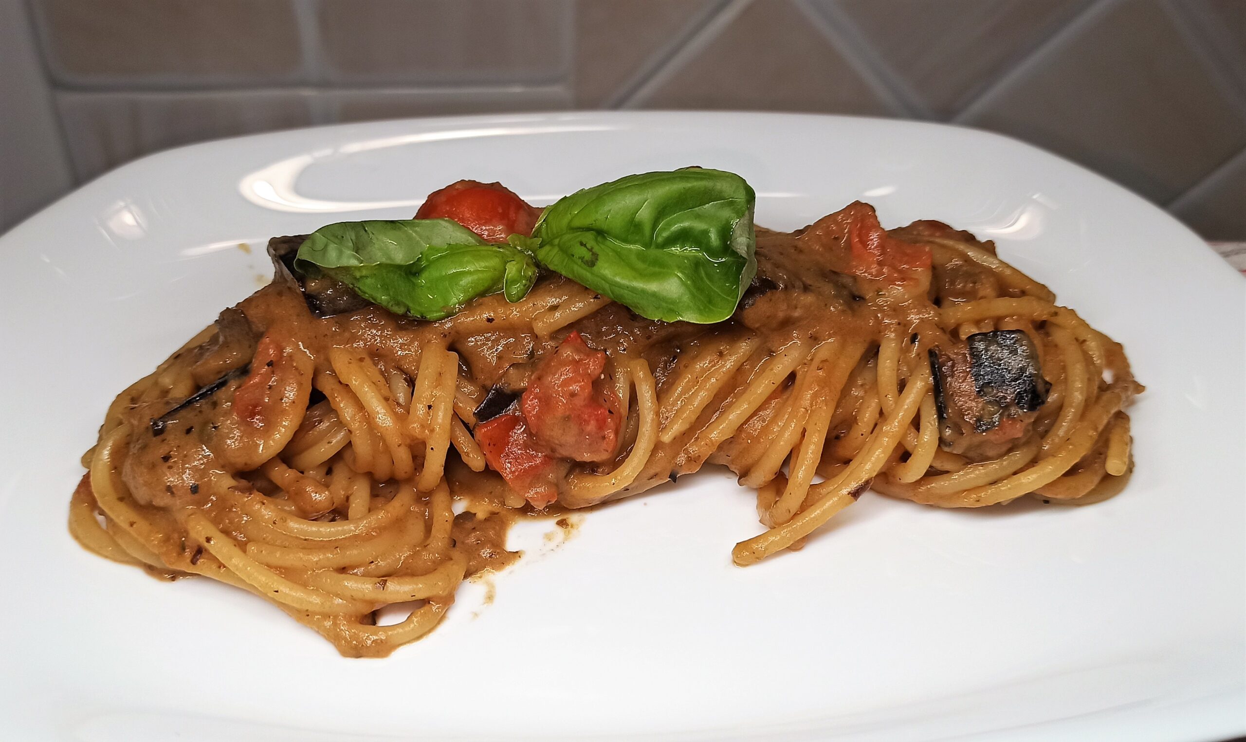 spaghetti-con-crema-di-melanzane,-piu-buona-e-cremosa-di-una-semplice-siciliana
